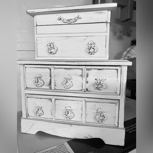 Shabby chic chalk painted jewelry box
